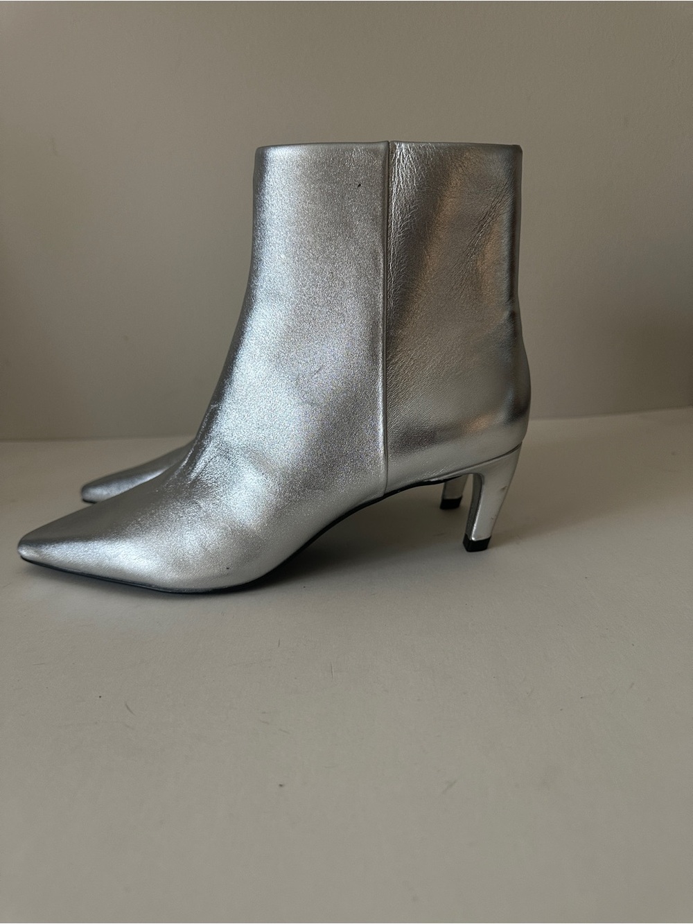 NEW Vince Camuto Quinley Silver Leather Pointed-Toe Women's Ankle Booties Sz 7.5 - Picture 2 of 12